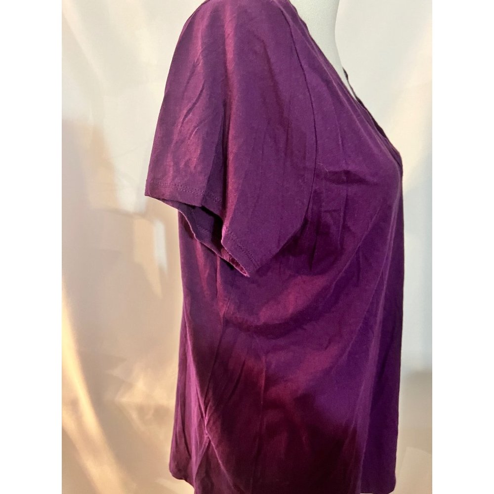 Torrid vneck  shirt size 2 - Picture 4 of 4